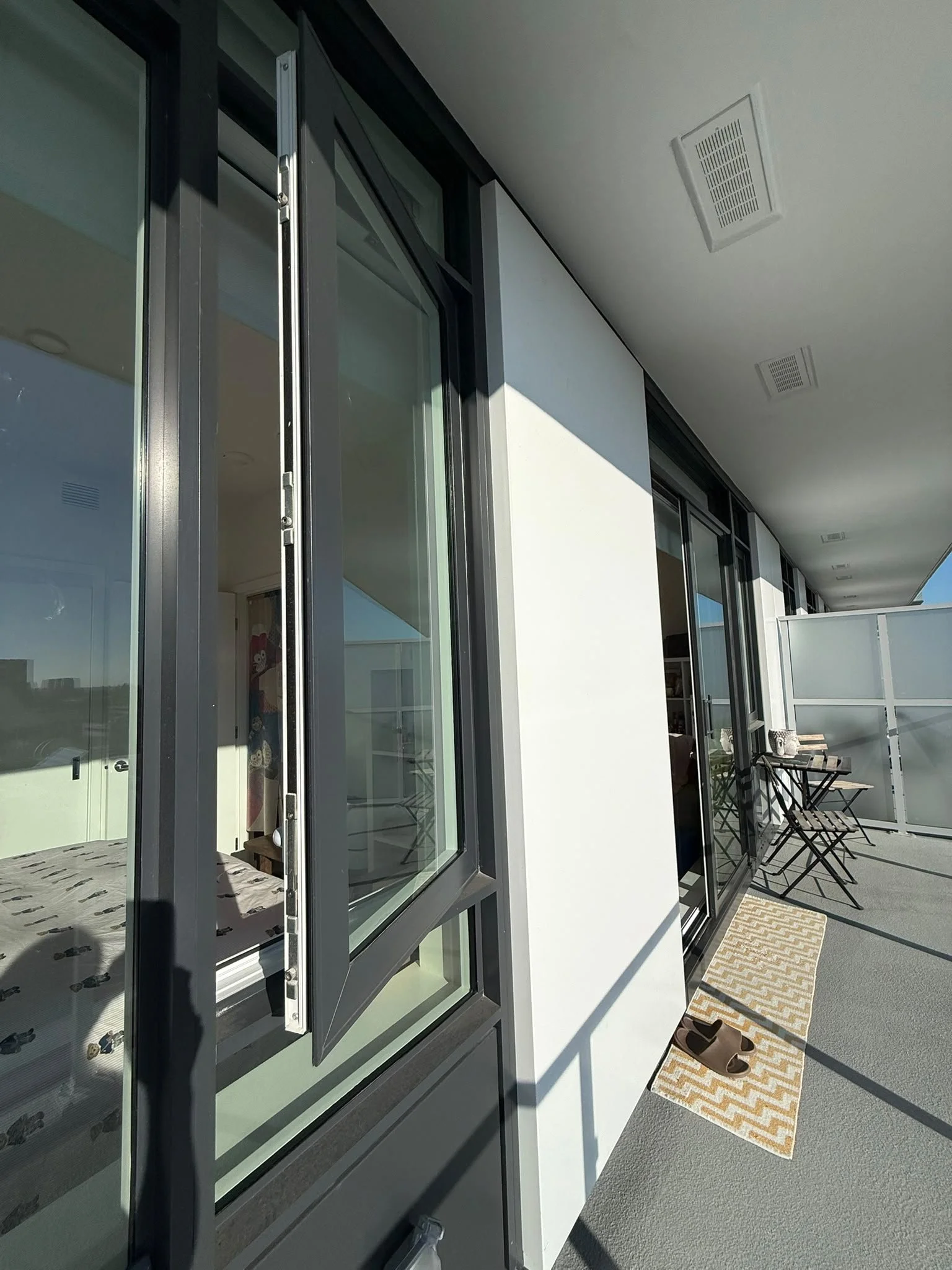 Origin Haven｜本源居所
See Beyond the Surface. 看見表面以外的真相。 
(Double glaze windows - Home Tips)