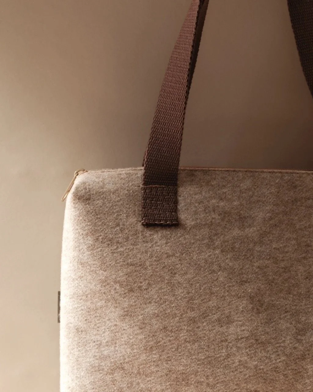 Kaaita_Tote+bag+Zipper_Potosi_Beige_Hana+Jelovcan_02+Large.jpg