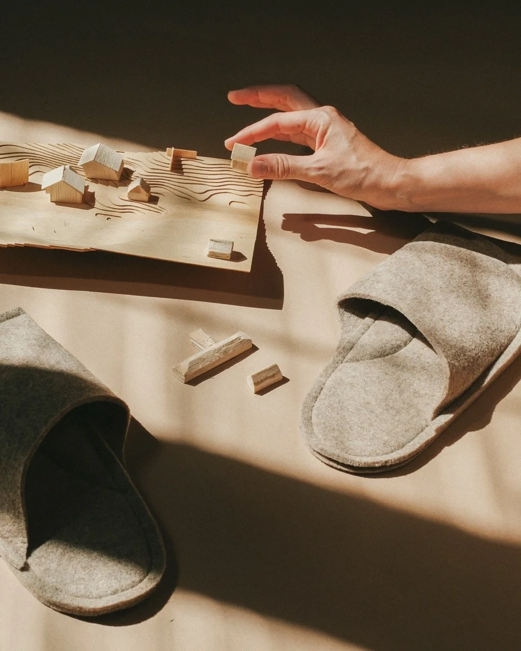 Kaaita_Slippers_still lifestyle_Hana Jelovcan_7 Large.jpeg