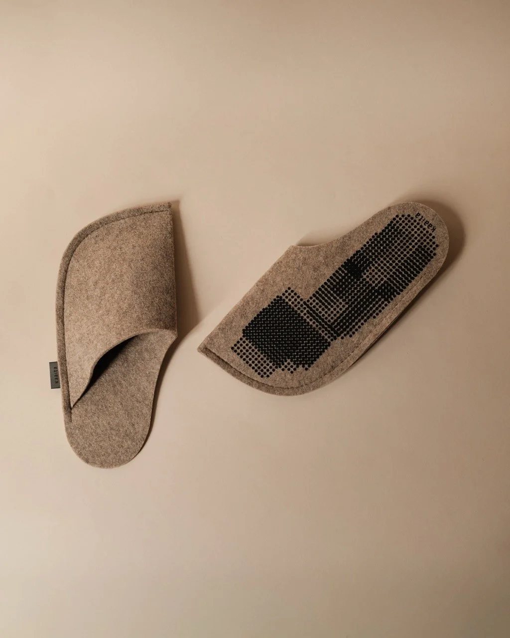 Kaaita_Pure Non-Slip_RePett_Beige_Hana Jelovcan_02 Large.jpeg
