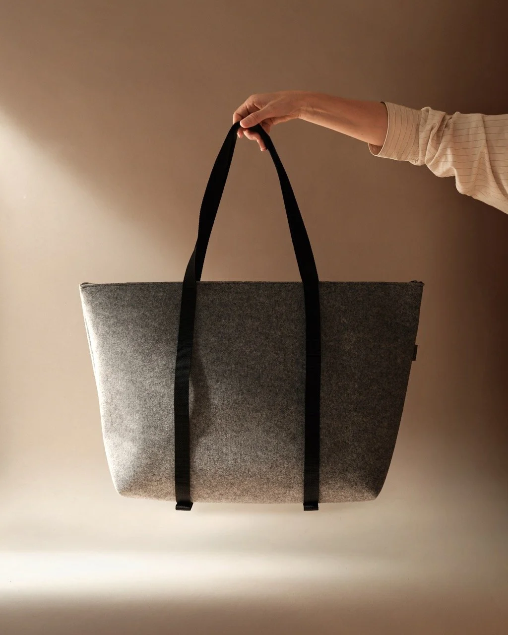 Kaaita_Wellness bag _Potosi_Dark Grey._01 Large.jpeg