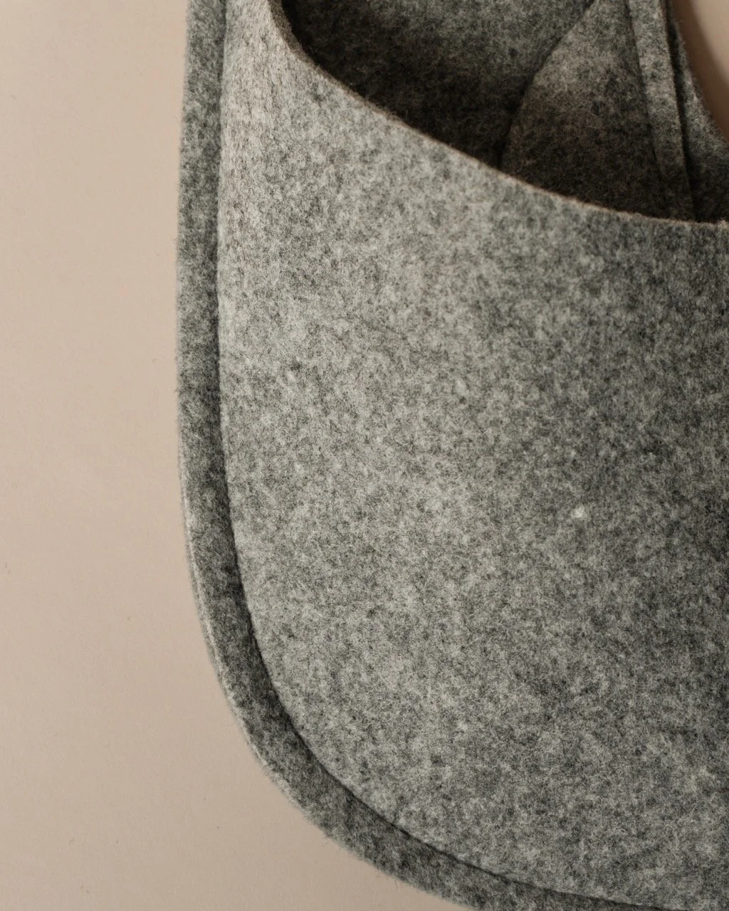Kaaita_Aroma Non-Slip_RePett_Grey_Hana Jelovcan_04 Large.jpeg