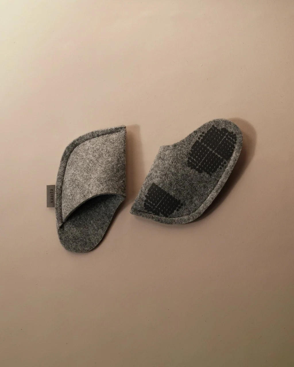 Kaaita_Kids_Pure Non-Slip_RePett_Grey_Hana Jelovcan_02 Large.jpeg