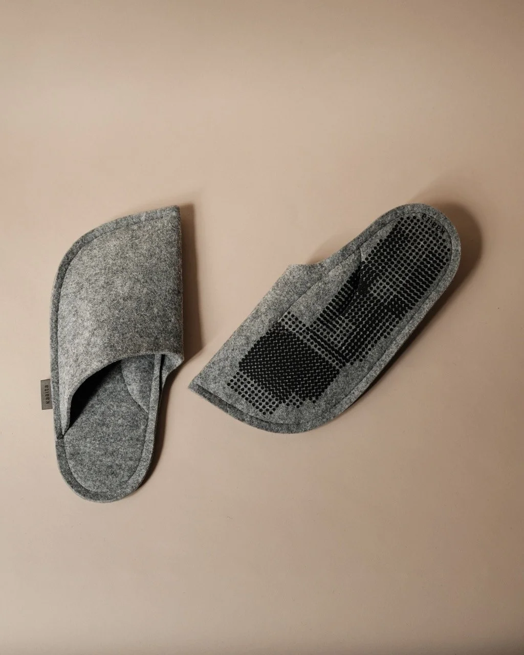 Kaaita_Aroma Non-Slip_RePett_Grey_Hana Jelovcan_02 Large.jpeg