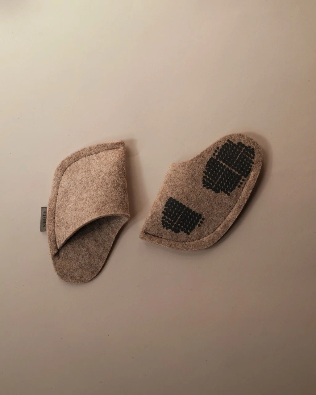 Kaaita_Kids_Pure Non-Slip_RePett_Beige_Hana Jelovcan_02 Large.jpeg
