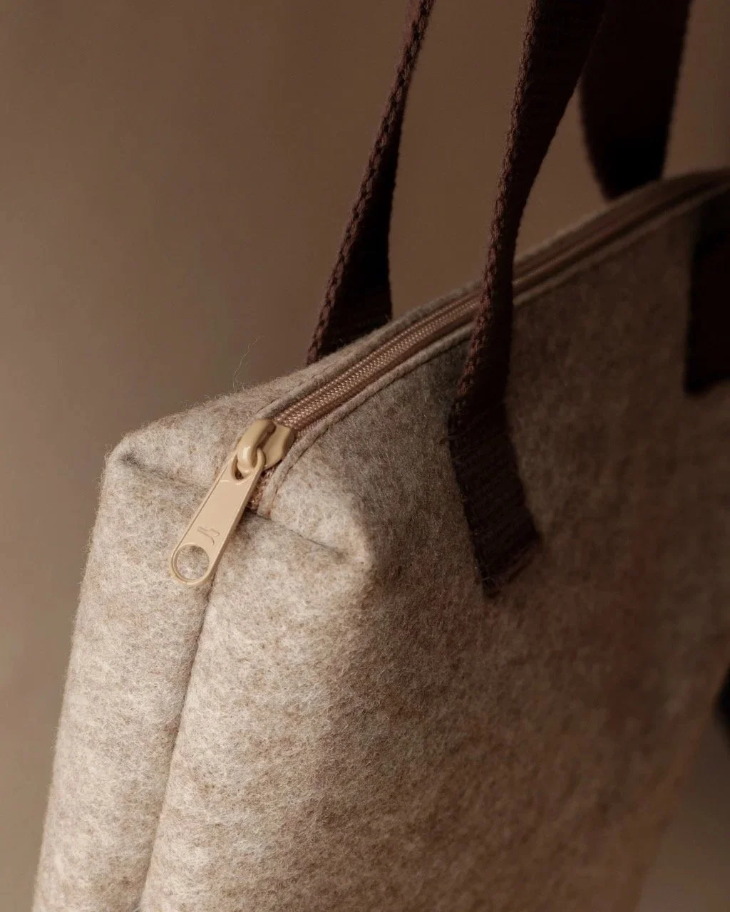Kaaita_Tote+bag+Zipper_Potosi_Beige_Hana+Jelovcan_03+Large.jpg