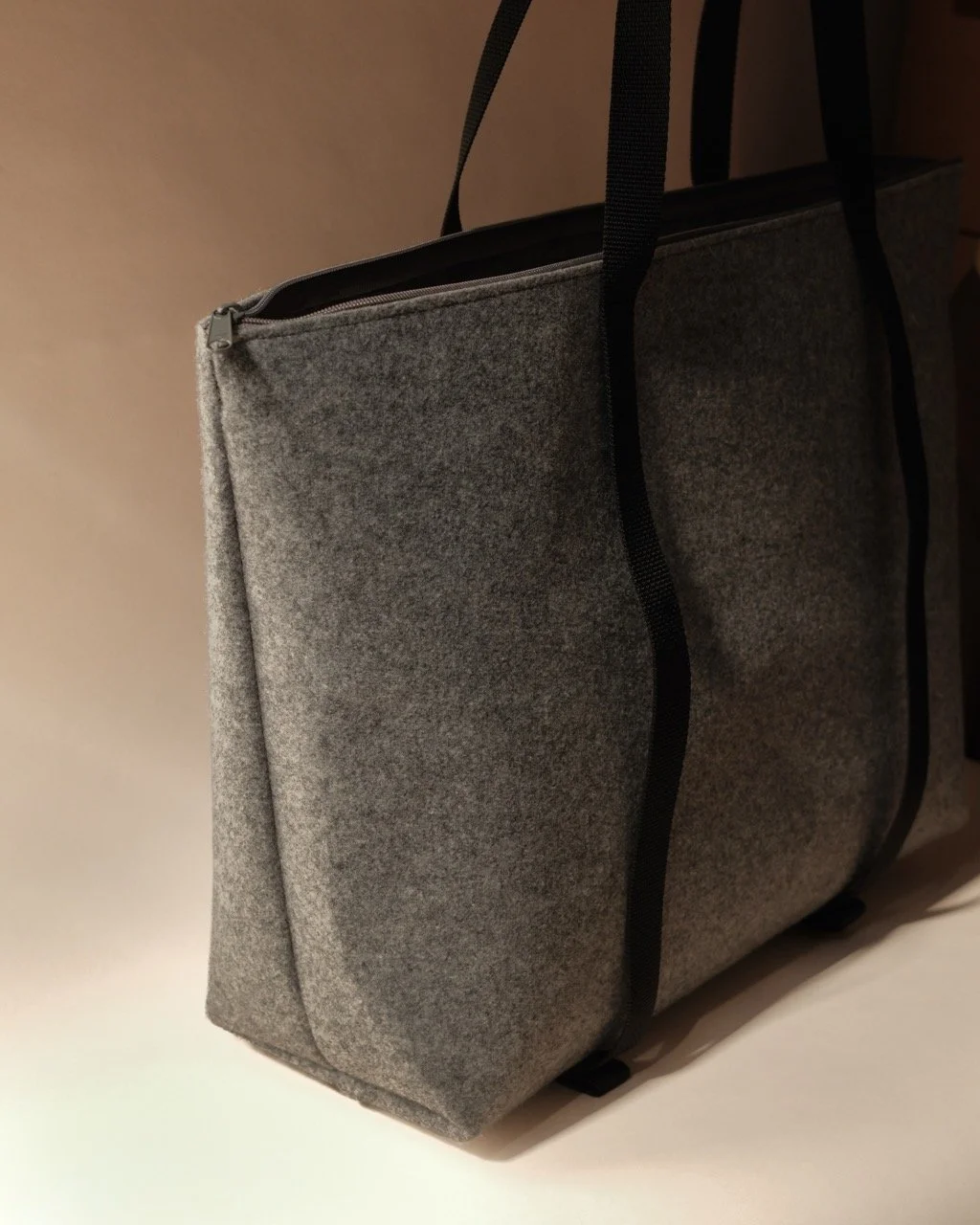 Kaaita_Wellness bag _Potosi_Dark Grey._02 Large.jpeg
