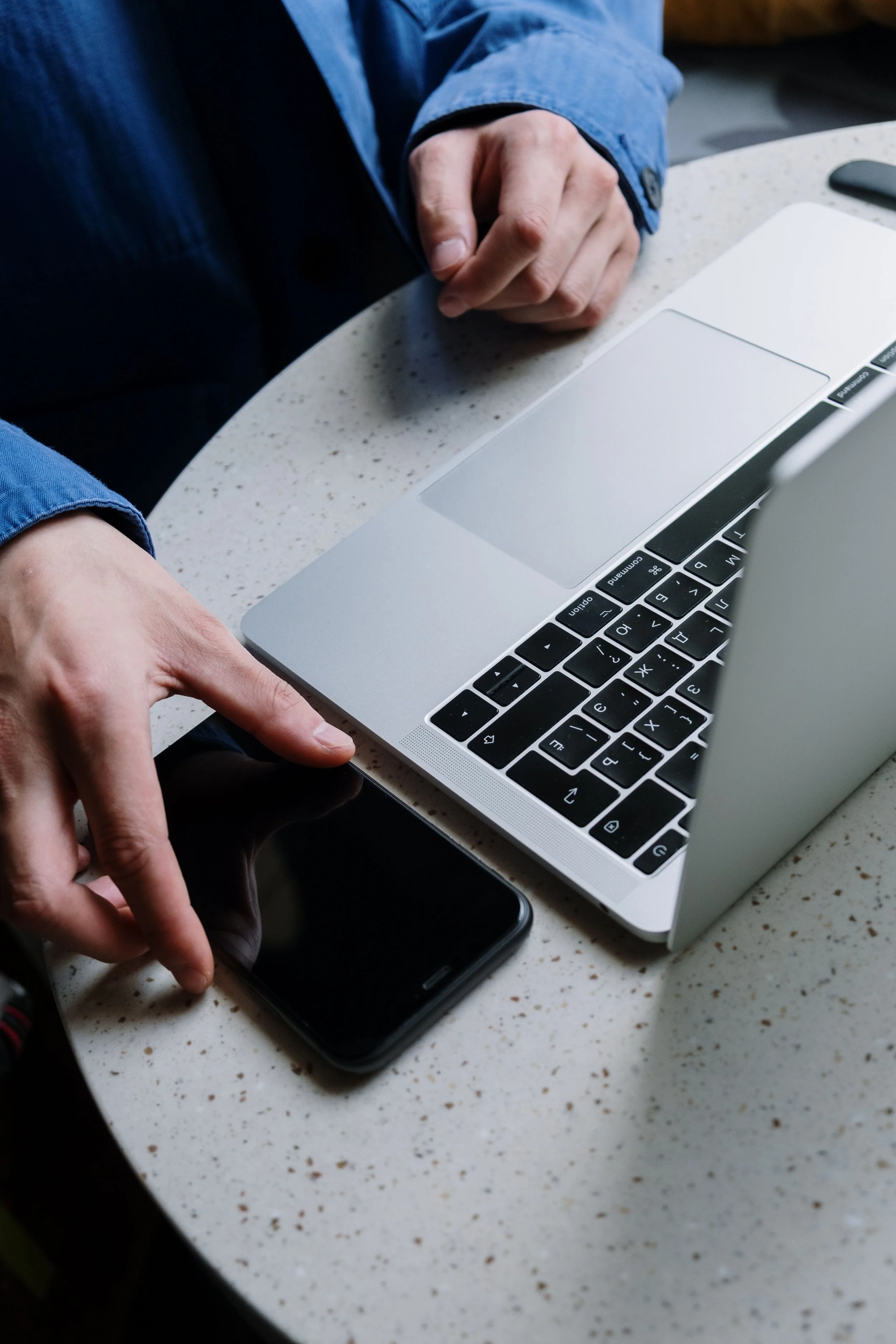 Eine Führungsperson plant am Laptop eine Online-Einzellektion.
