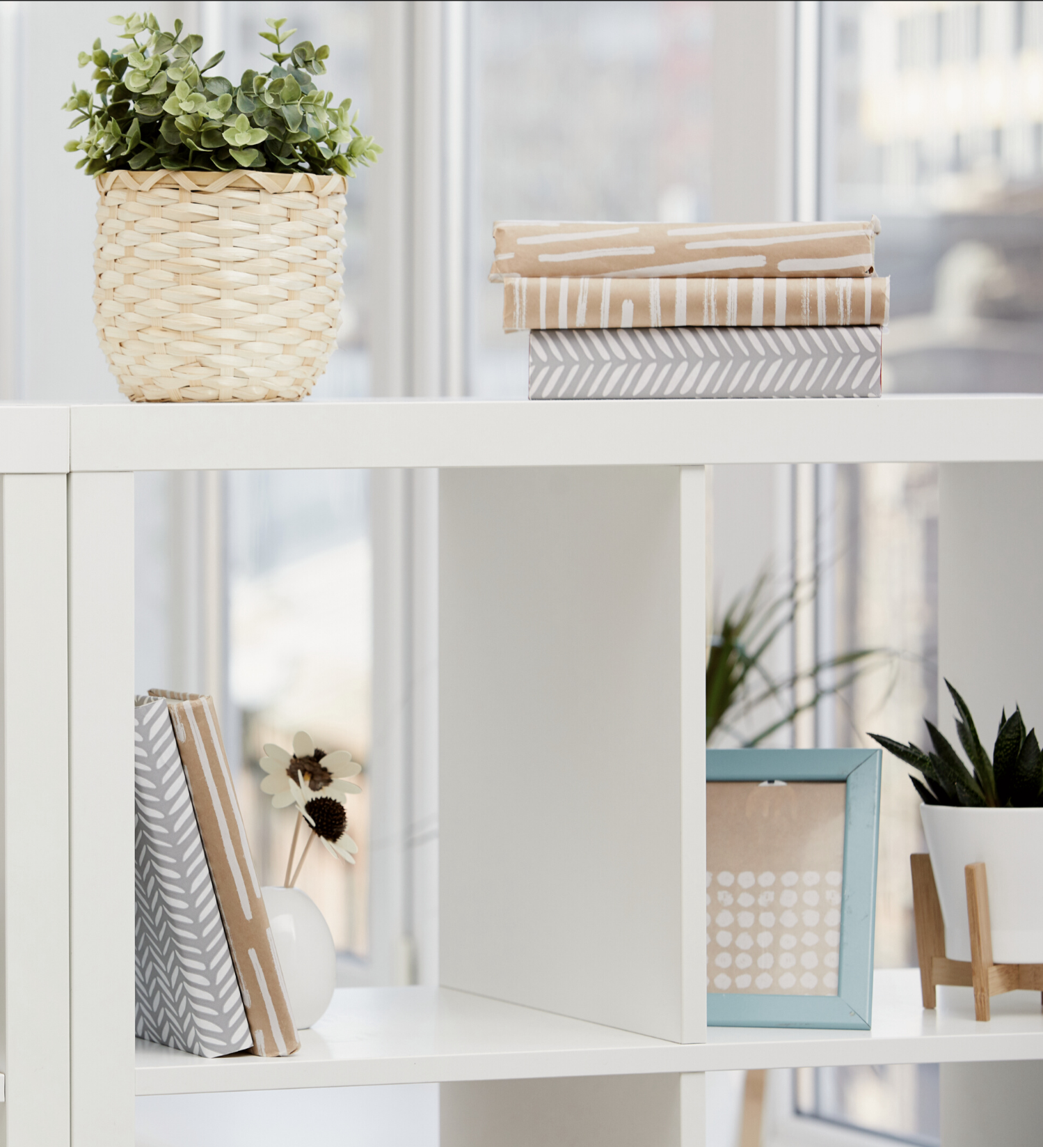 5 Tips to Style a Bookshelf