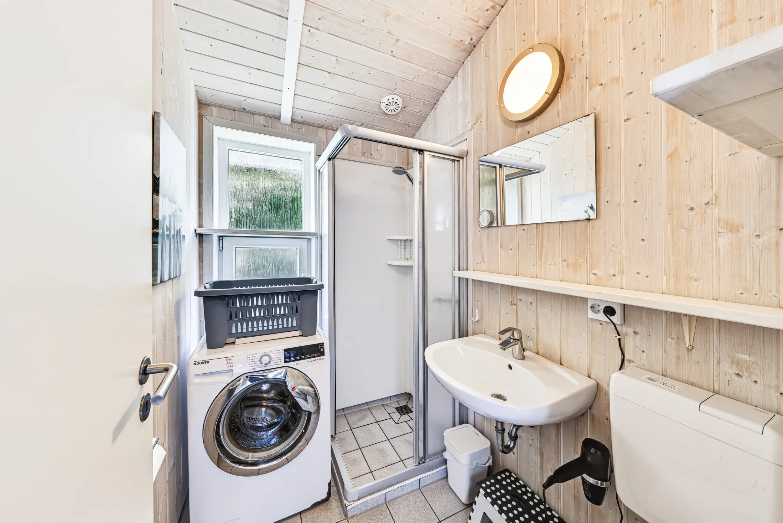 Bad / Hauswirtschaftsbereich
   Modernes Badezimmer in The Lazy Möwe mit Dusche, Waschmaschine und Waschbecken