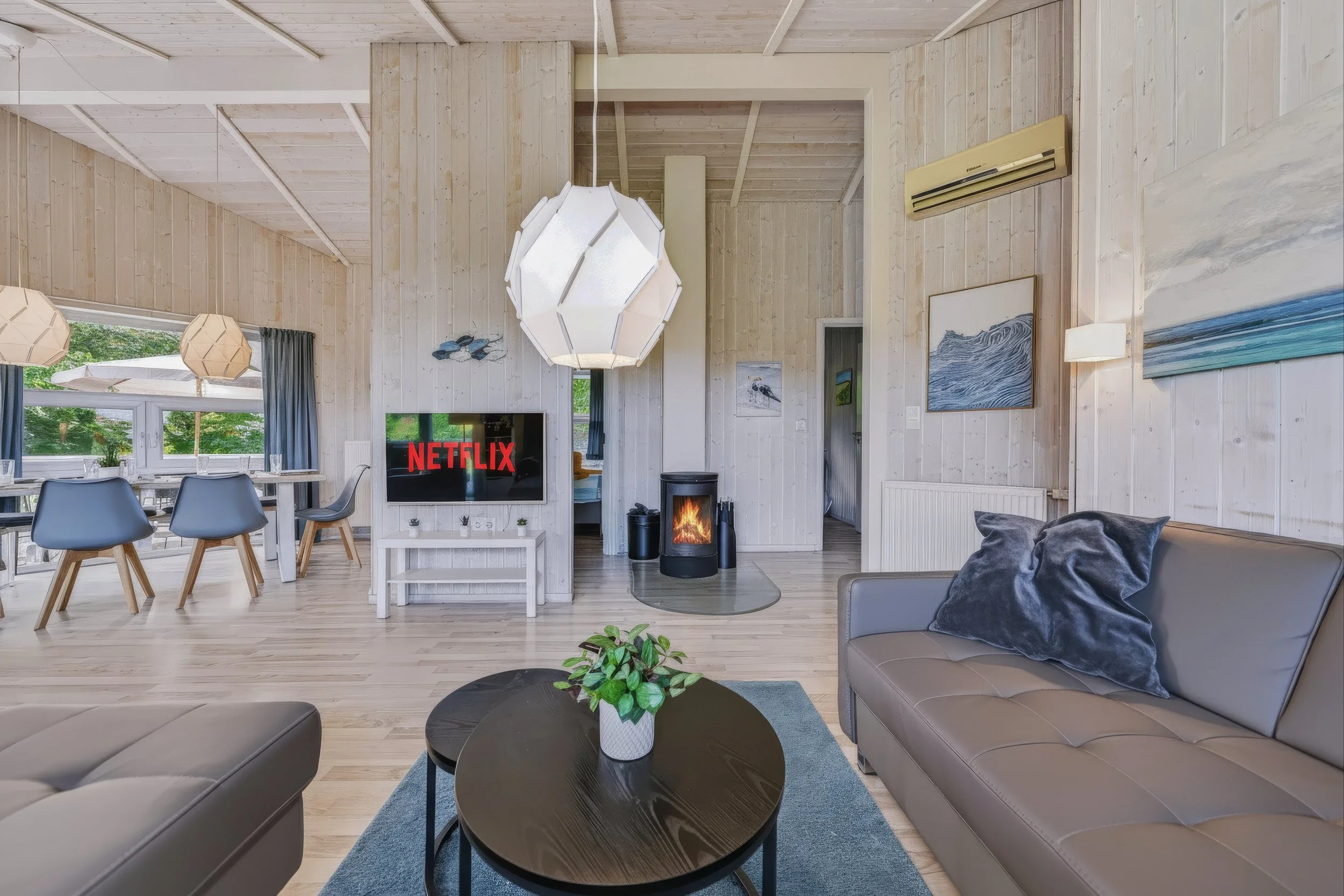 Wohnzimmer mit TV und Kamin
Gemütliches Wohnzimmer in The Lazy Möwe mit Kamin, Netflix-TV und großen Fenstern