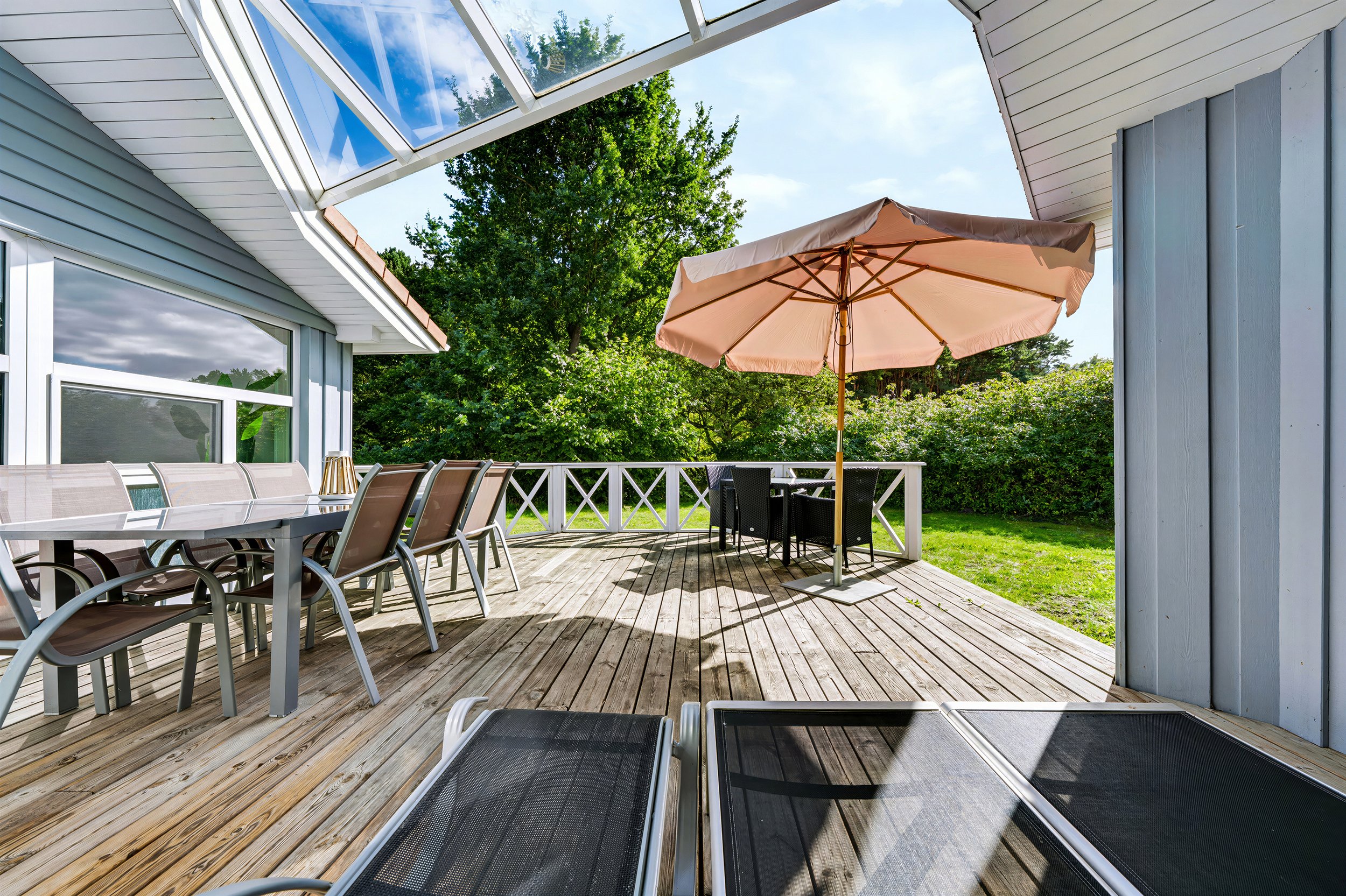 Terrasse mit Gartenmöbeln
Private Terrasse der Lazy Möwe mit Esstisch, Lounge-Möbeln, Sonnenschirm und Blick ins Grüne