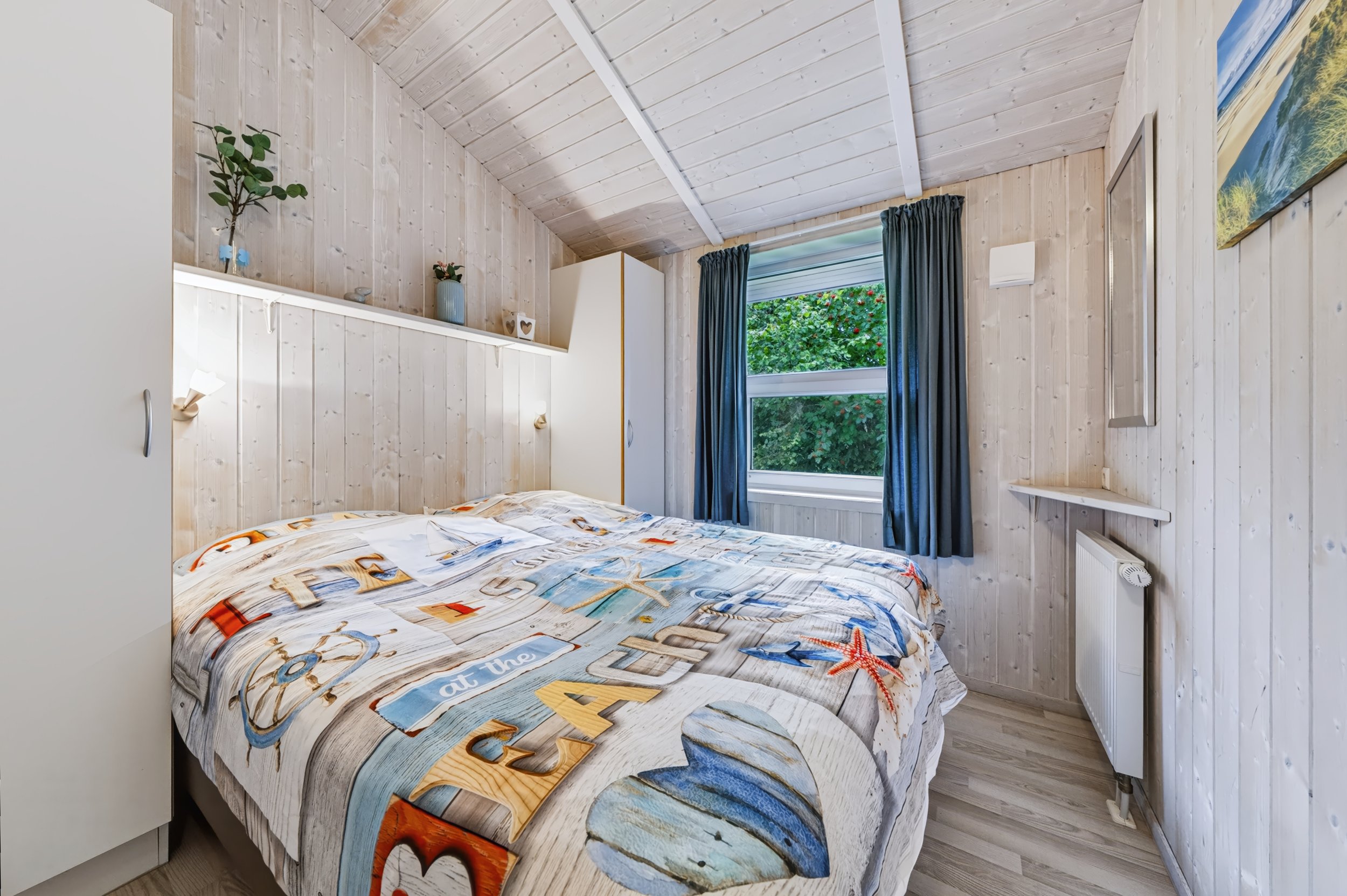 Schlafzimmer mit Doppelbett
Gemütliches Schlafzimmer in The Lazy Möwe mit Doppelbett und maritimer Einrichtung