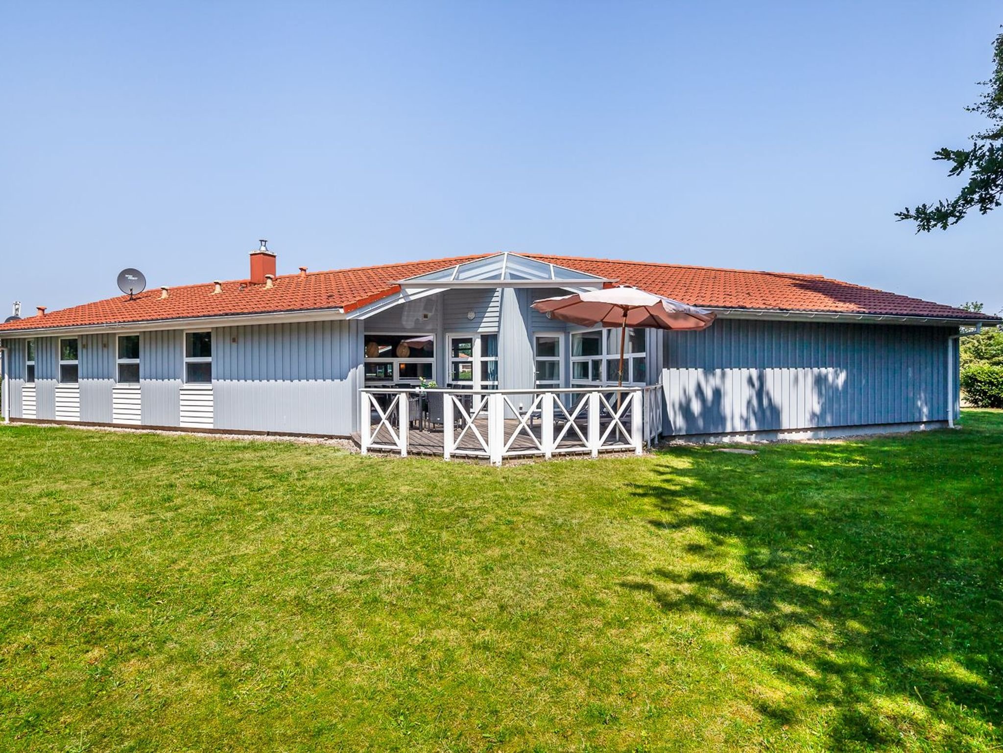Außenansicht Haus
The Lazy Möwe Ferienhaus in Grömitz mit Garten, Terrasse und rotem Dach