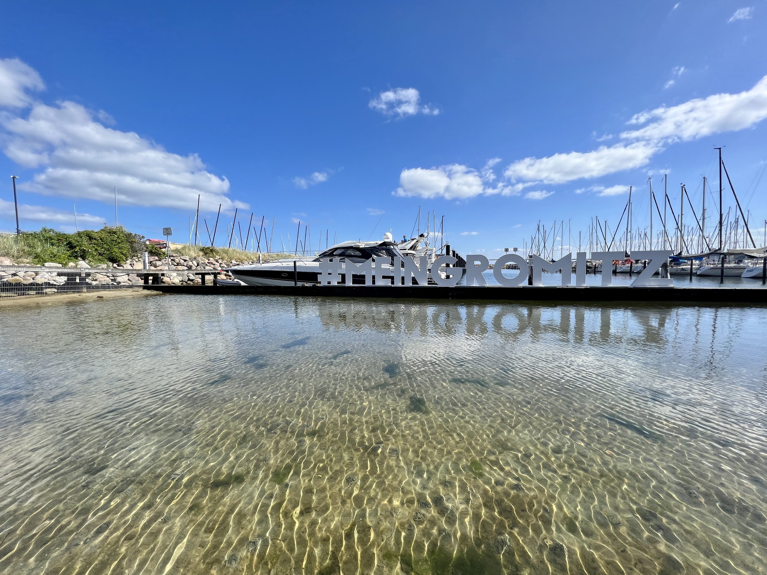 Yachthafen / #MEINGRÖMITZ
Yachthafen in Grömitz mit Booten, Seebrücke und #MEINGRÖMITZ Schriftzug an der Ostsee