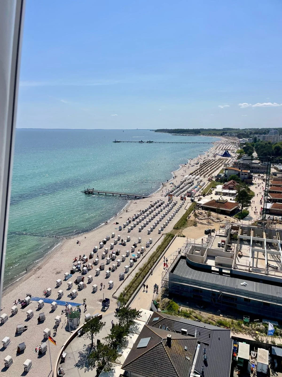 Strand und Seebrücke / La Noria / La Noria Gigante / Riesenrad
Ostseestrand in Grömitz mit Sonnenschirmen, Seebrücke und Blick aufs Meer