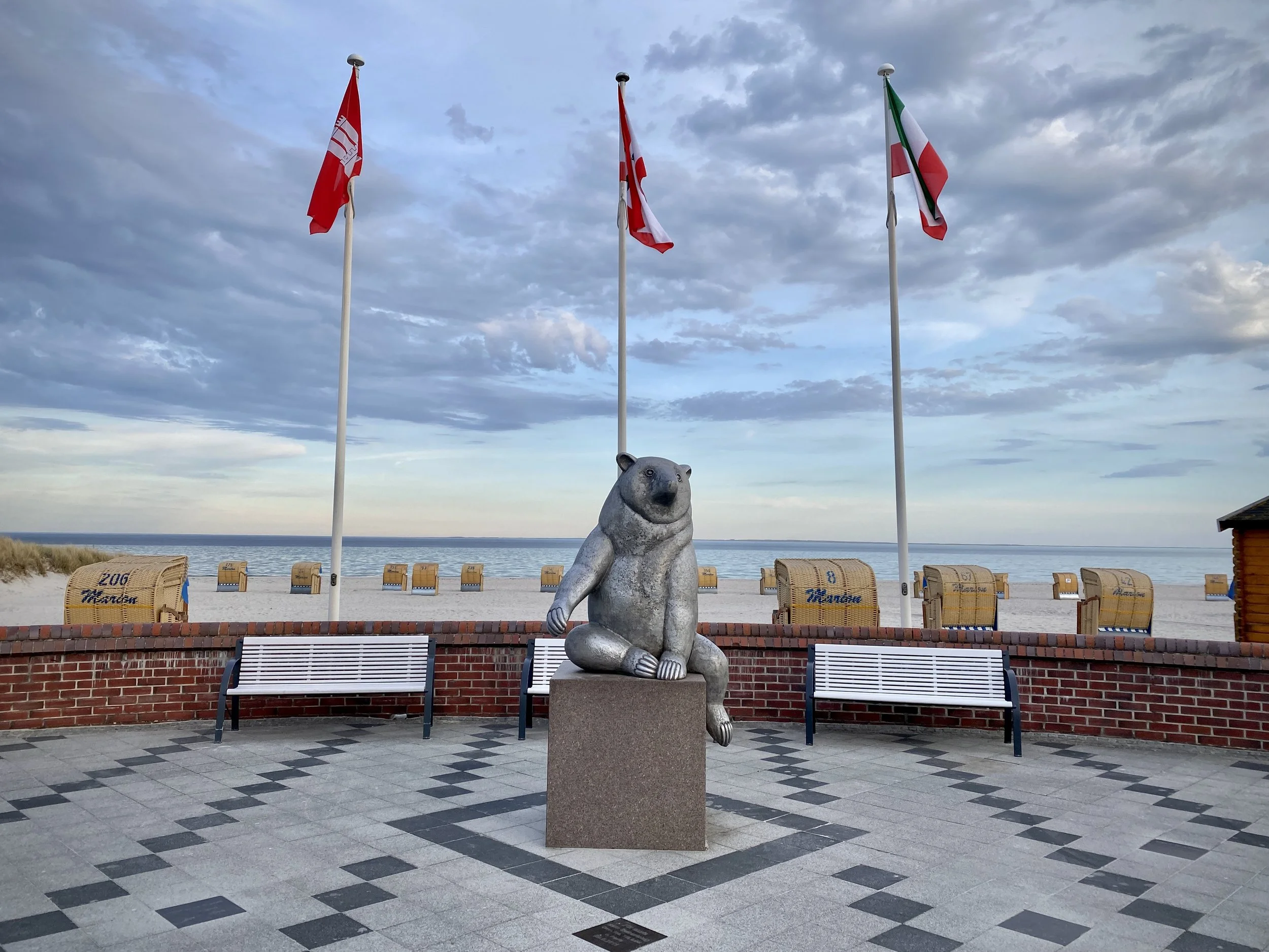 Bärenskulptur am Strand / Berlin Bär
Bärenskulptur an der Strandpromenade in Grömitz mit Ostsee im Hintergrund