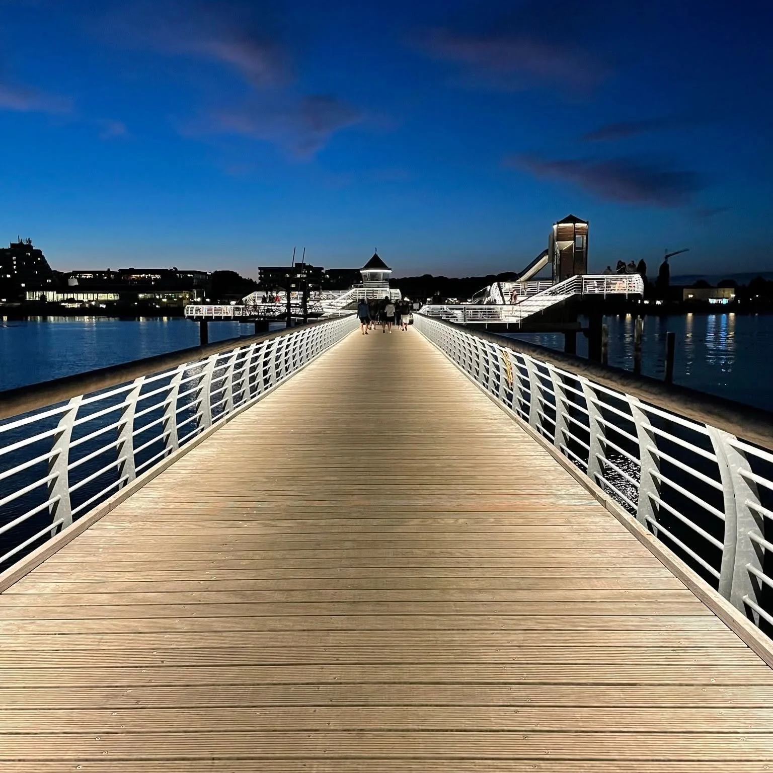 Seebrücke bei Nacht
   Beleuchtete Seebrücke in Grömitz am Abend mit Blick über die Ostsee