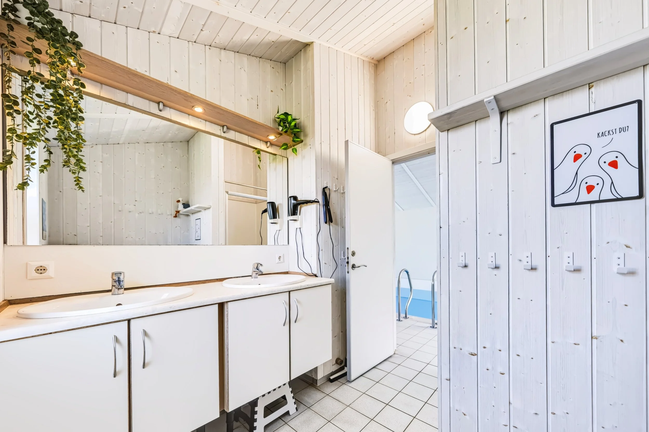 Badezimmer
Helles Badezimmer in The Lazy Möwe mit Doppelwaschbecken, großer Spiegelwand und Dusche