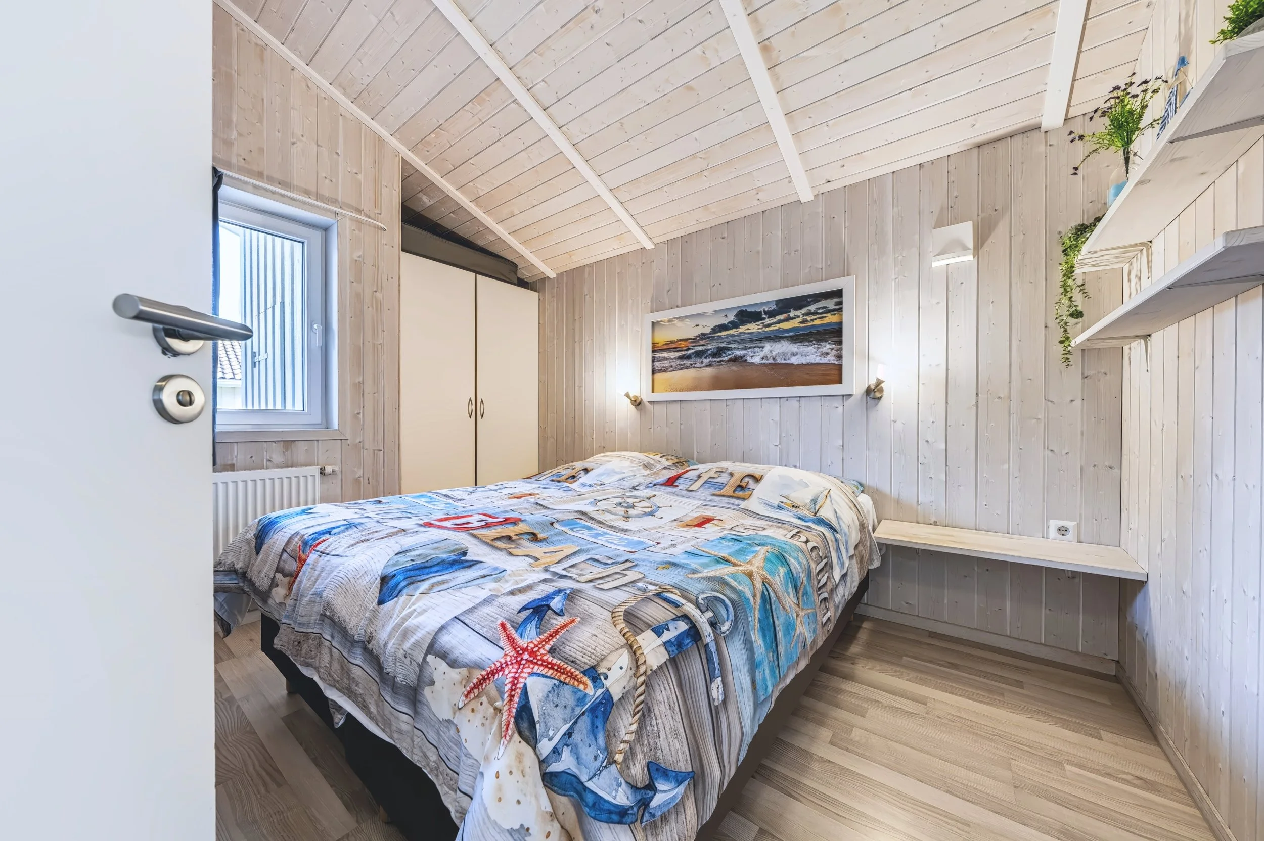Weiteres Schlafzimmer
Schlafzimmer im Ferienhaus The Lazy Möwe in Grömitz mit maritimer Dekoration