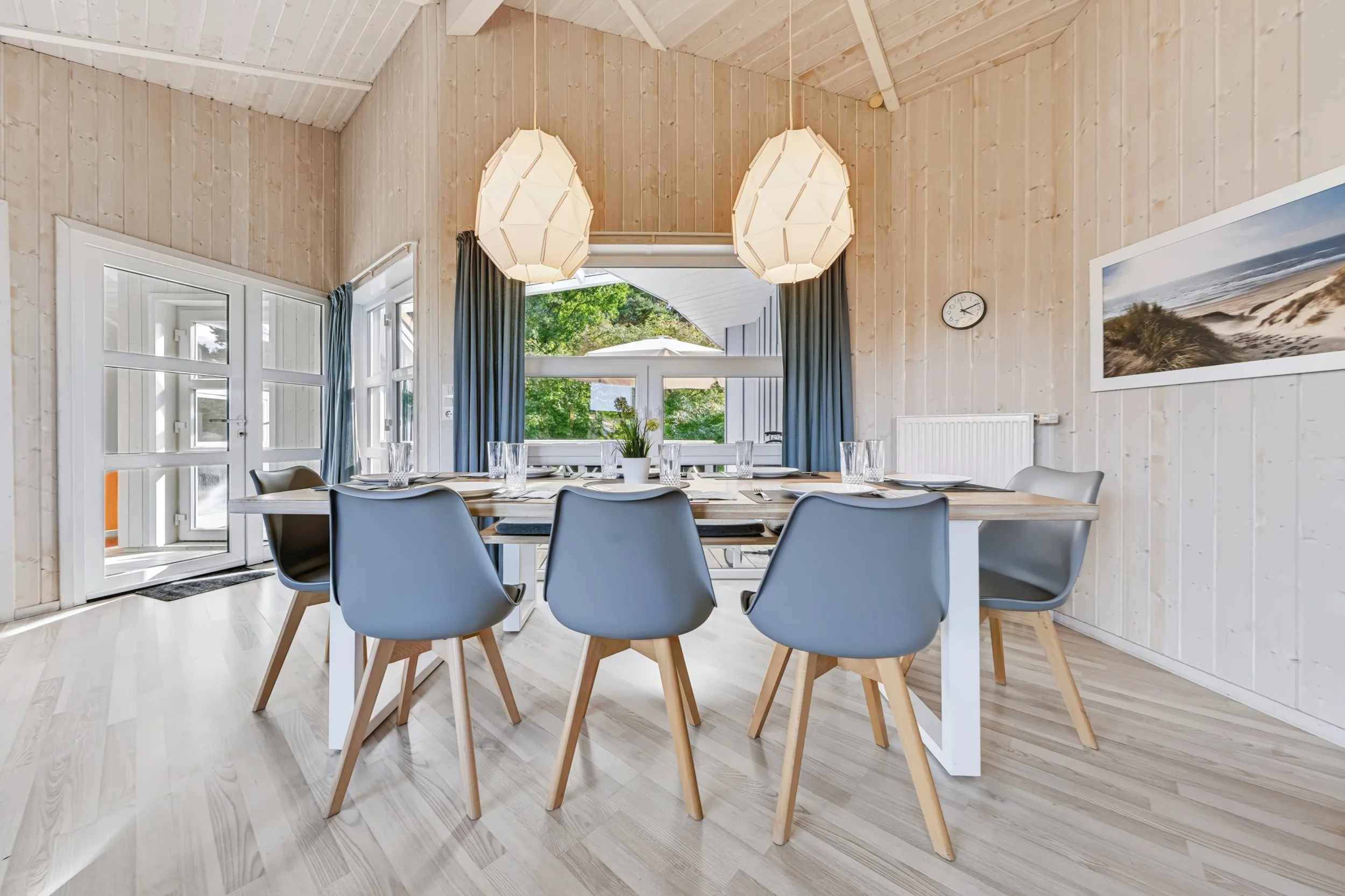 Essbereich mit gedecktem Tisch
Heller Essbereich in The Lazy Möwe mit großem Esstisch, modernen Stühlen und viel Tageslicht