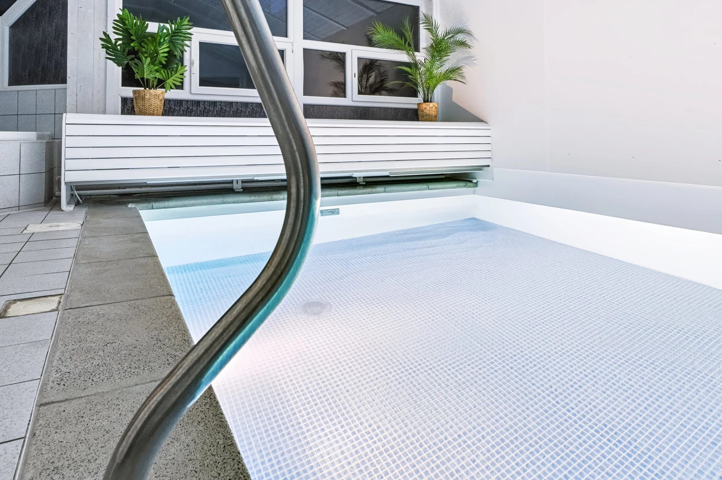 Pool aus anderer Perspektive in der Nacht
Indoor-Pool der Lazy Möwe mit großen Fenstern und Blick ins Grüne