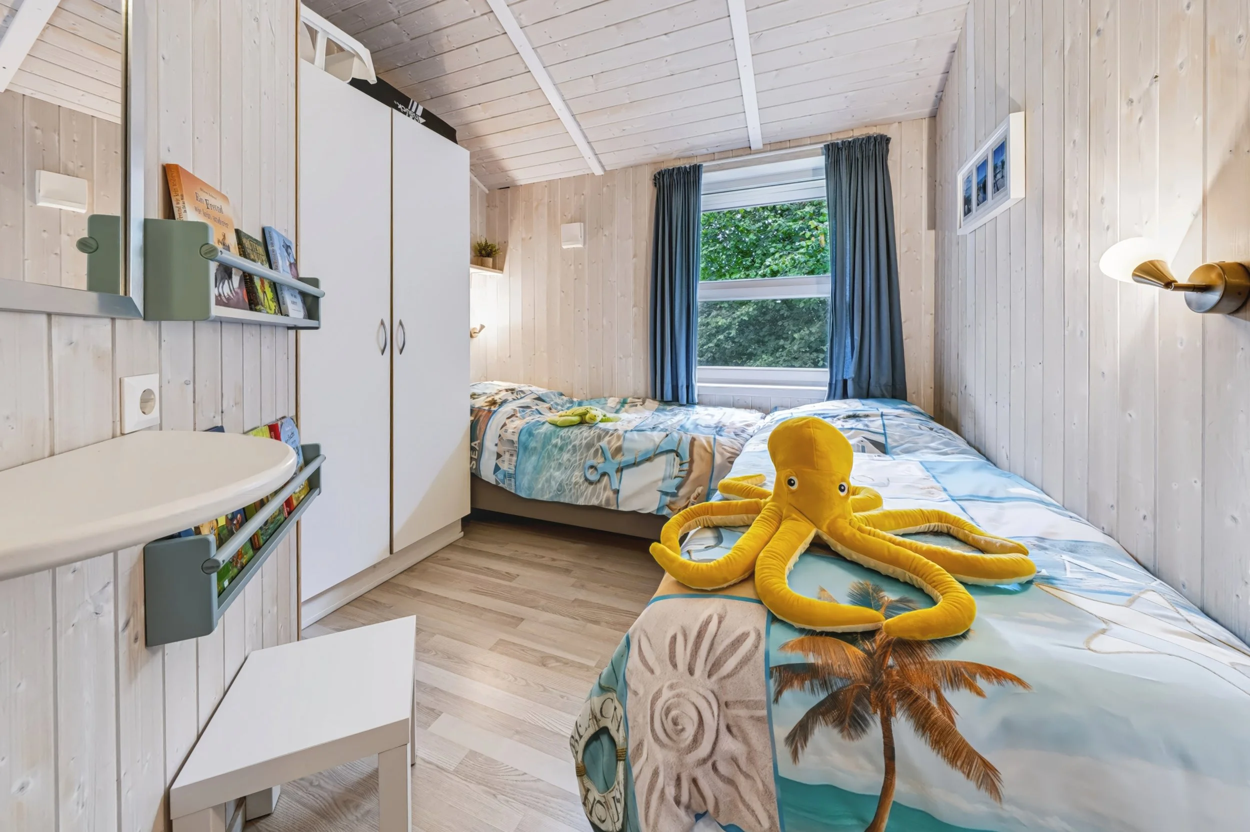 Schlafzimmer mit gelben Akzenten
Helles Schlafzimmer in The Lazy Möwe mit Doppelbett und freundlichen gelben Akzenten