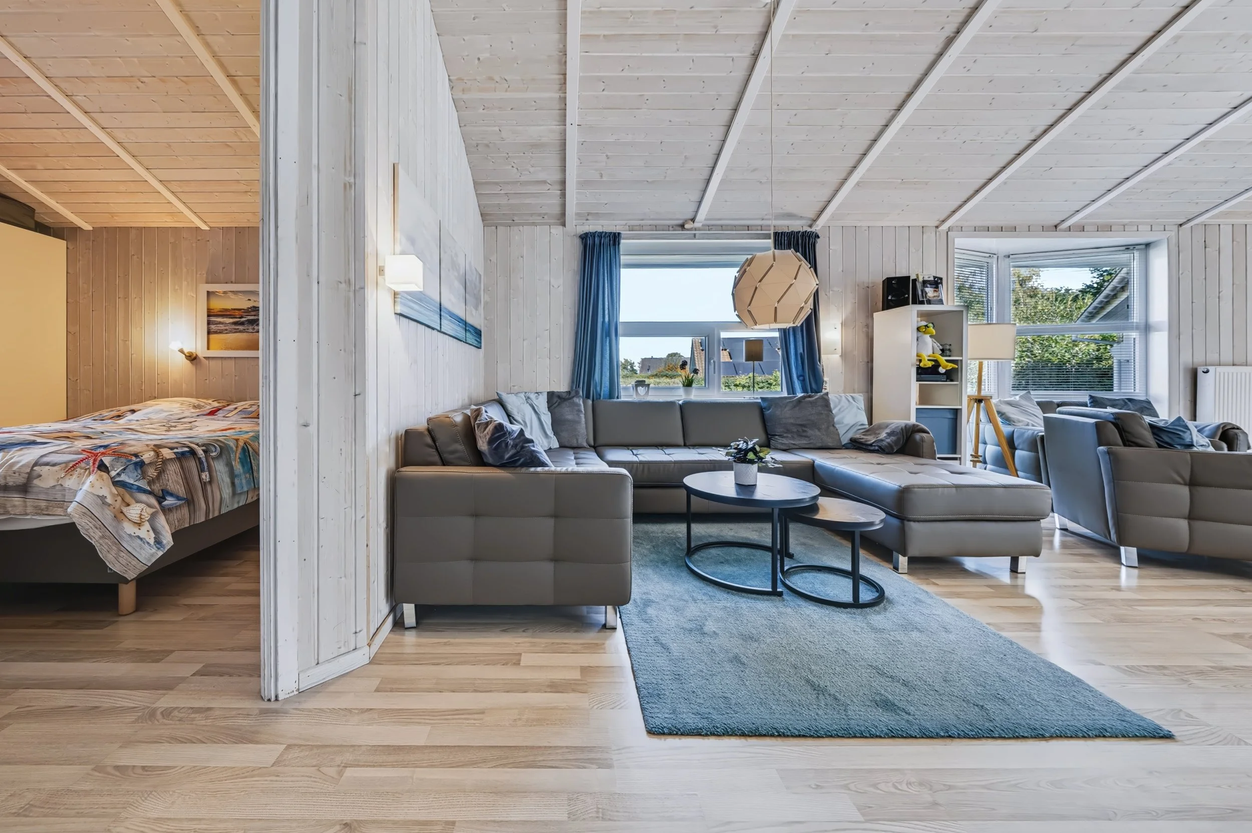 Wohnzimmer mit Blick ins Schlafzimmer
Heller Wohnbereich der Lazy Möwe mit Sofa, großen Fenstern und Zugang zum Schlafzimmer