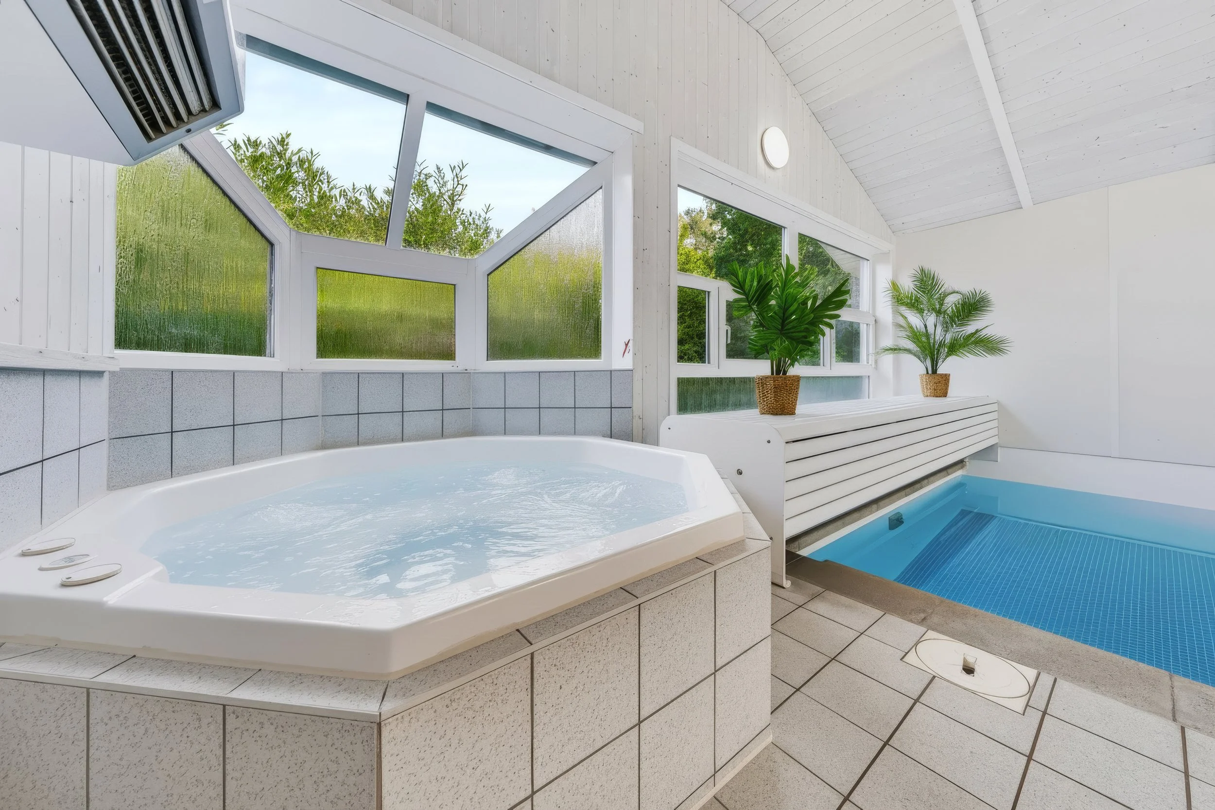 Whirlpool & Poolbereich
Wellnessbereich der Lazy Möwe mit Whirlpool/Jacuzzi, Pool und großen Fenstern