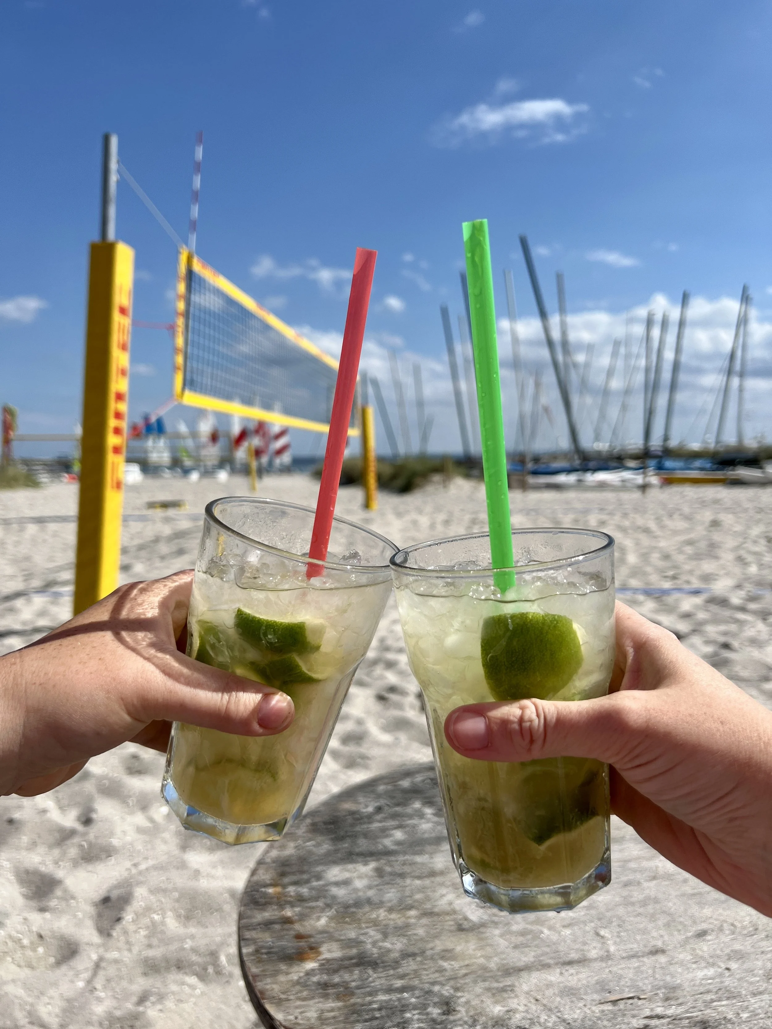 Cocktails am Strand
Zwei Cocktails am Strand in Grömitz mit Segelbooten und Ostsee im Hintergrund / Grömitz Wassersports
