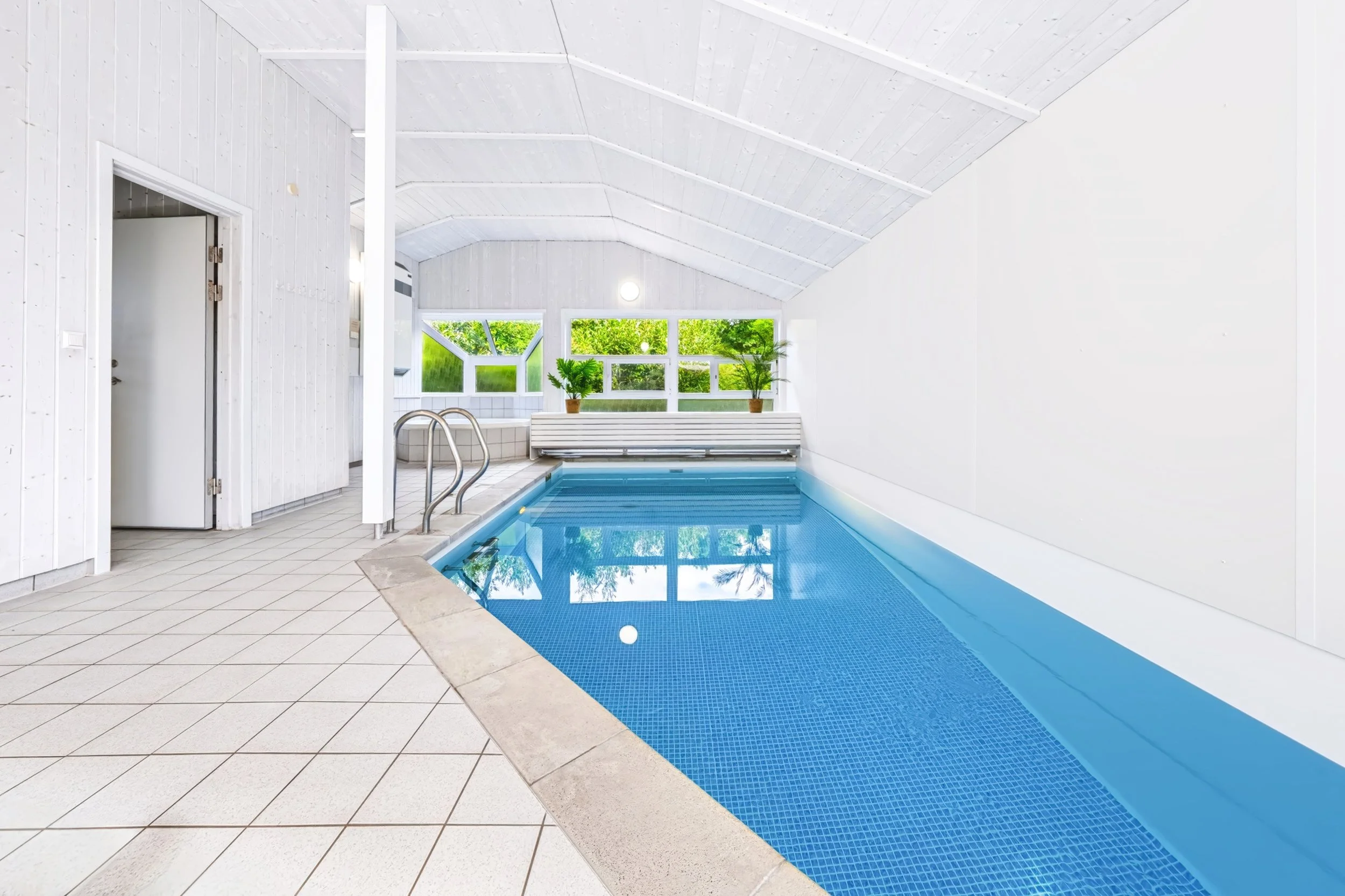 Pool und Whirlpool
   Wellnessbereich der Lazy Möwe mit privatem Pool, Whirlpool und großen Fenstern