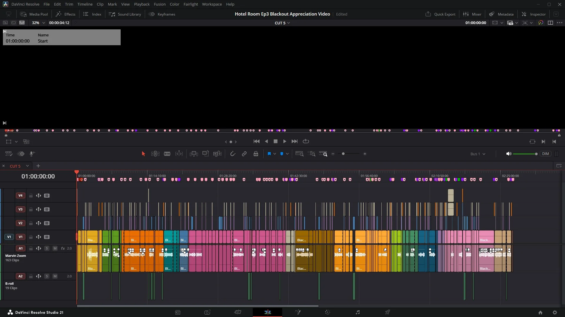 Screenshot eines Videobearbeitungsprogramms mit mehreren Tonspuren, Bild- und Textelementen, sowie einem schwarzen Bearbeitungsbereich.