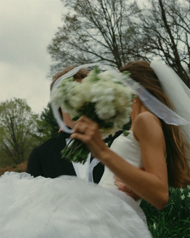Casal a beijar-se no dia do casamento