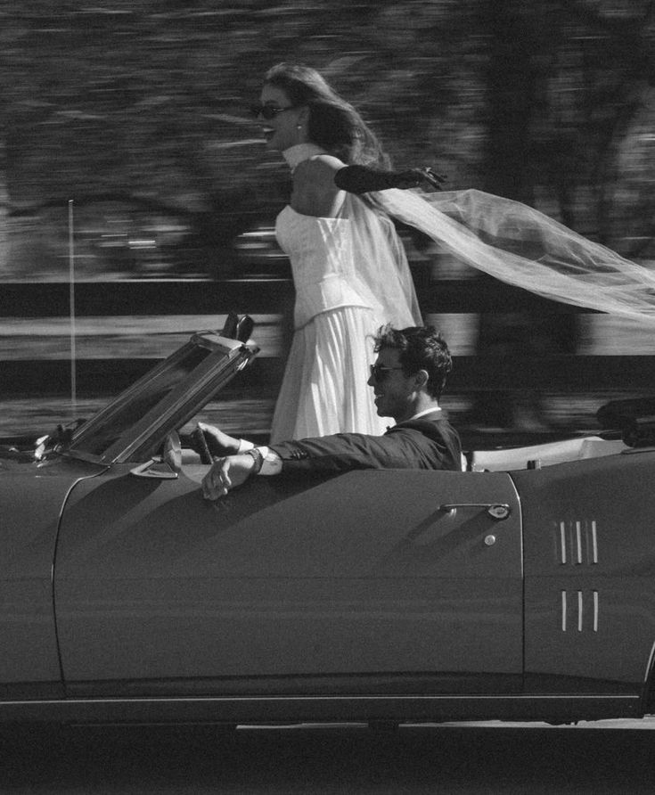 Casal num descapotável, fotografia a preto e branco
