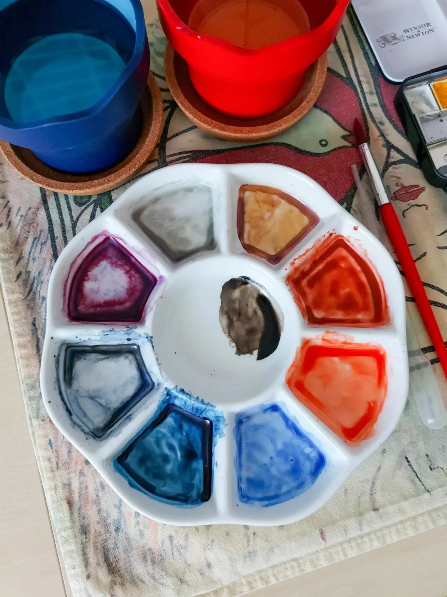 Starting the week with a palette full of colour and a head full of dreams ✨️ 

#mondaymotivation #colourpalette #colourmehappy #onmydesk #artistlife