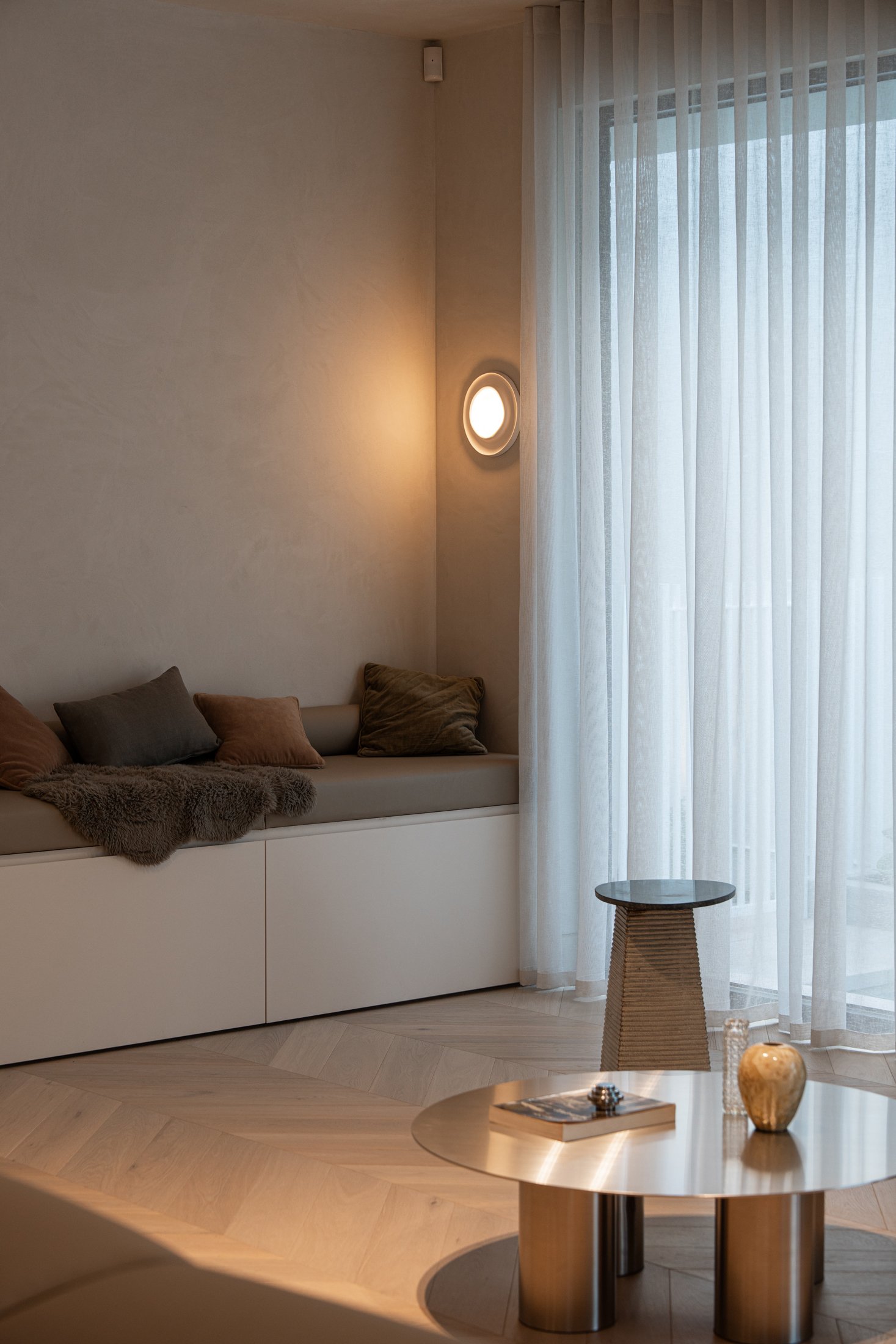 Cushioned window seat and round side table in St Morris