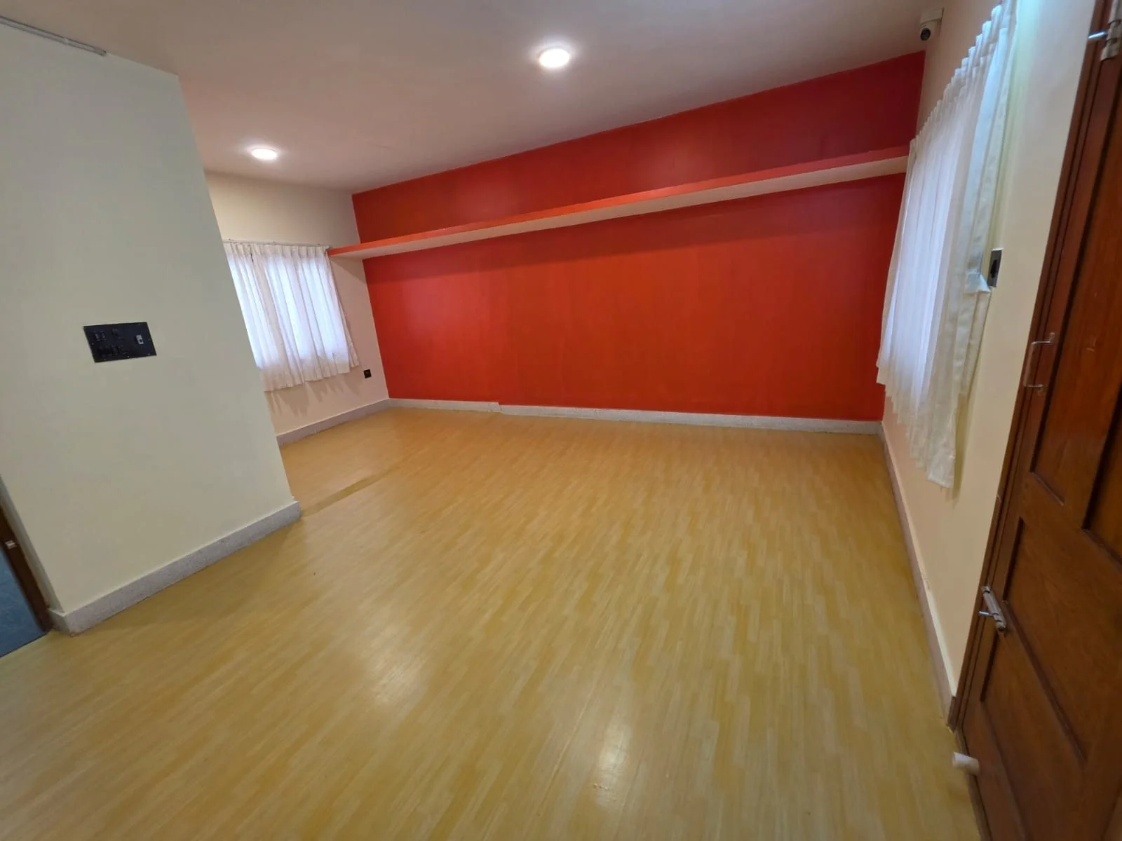 18-wooden-floor-room.jpg