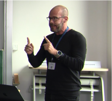 Dolf Schäffel während einer Präsentation beim Deutschen Suchtkongress 2026