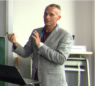 Christian Lorenz während der Präsentation beim Deutschen Suchtkongress 2026
