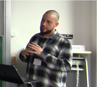 Johannes Senesi während der Präsentation beim Deutschen Suchtkongress 2026