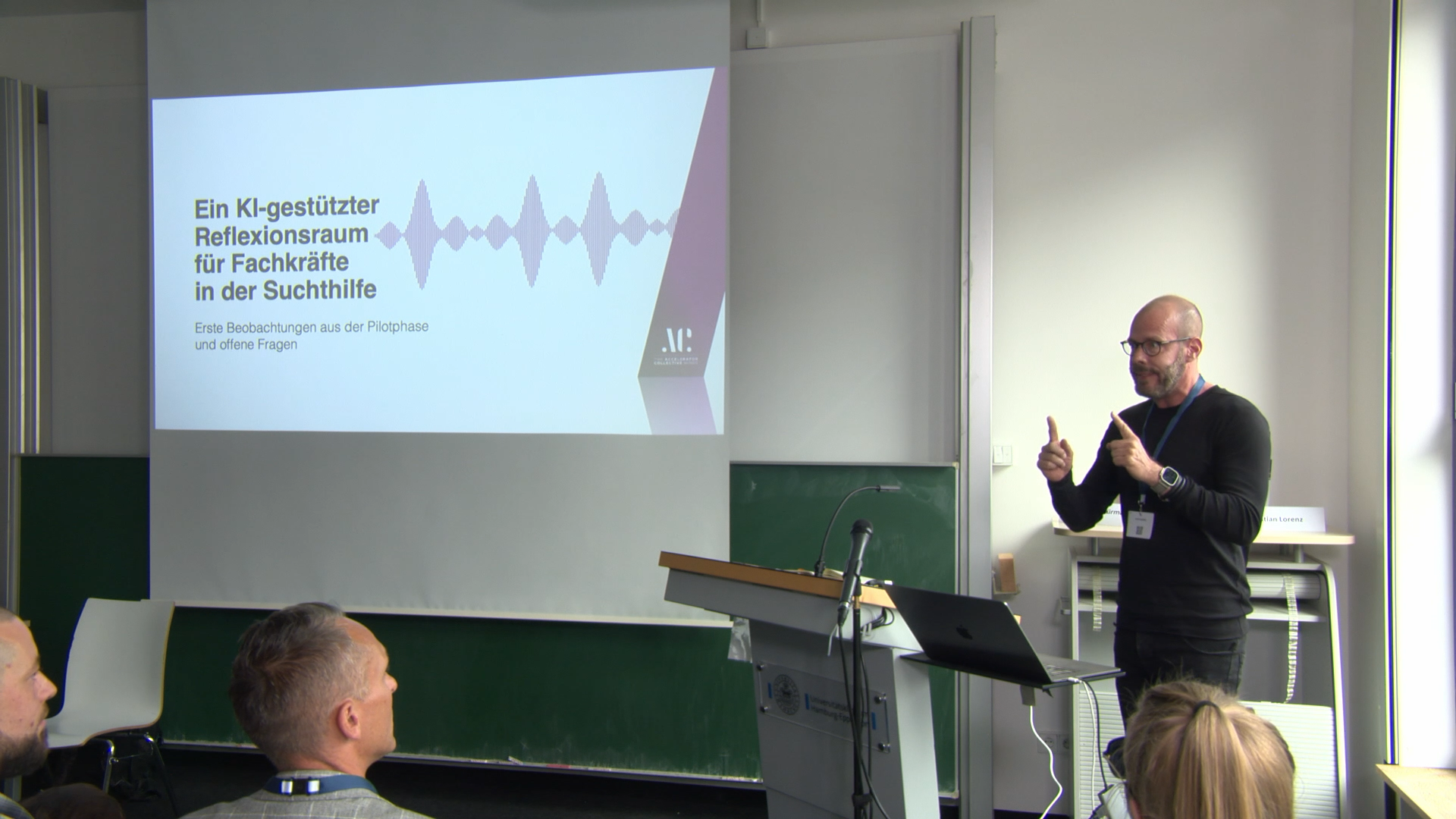 Dolf Schäffel stellt den KI-gestützten Reflexionsraum beim Deutschen Suchtkongress 2026 vor