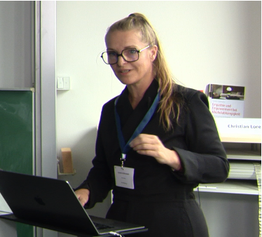 Carolin Schürmann während einer Präsentation beim Deutschen Suchtkongress 2026