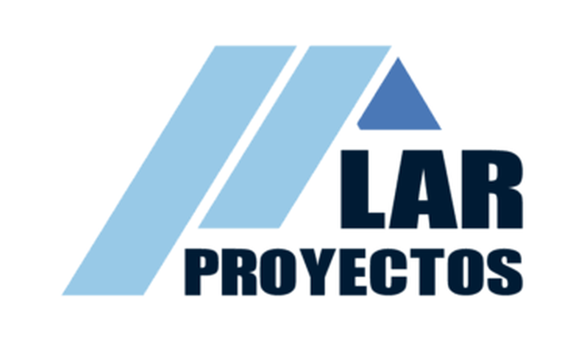 Logotipo con líneas azules y un triángulo azul, acompañado del texto 'LÁR PROYECTOS' en letras negras.