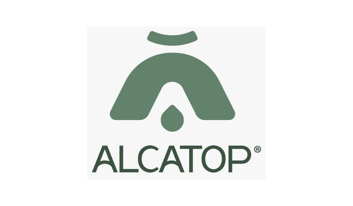 Logotipo de la marca Alcatop con símbolo abstracto en tonos verdes y la palabra "ALCATOP" debajo.