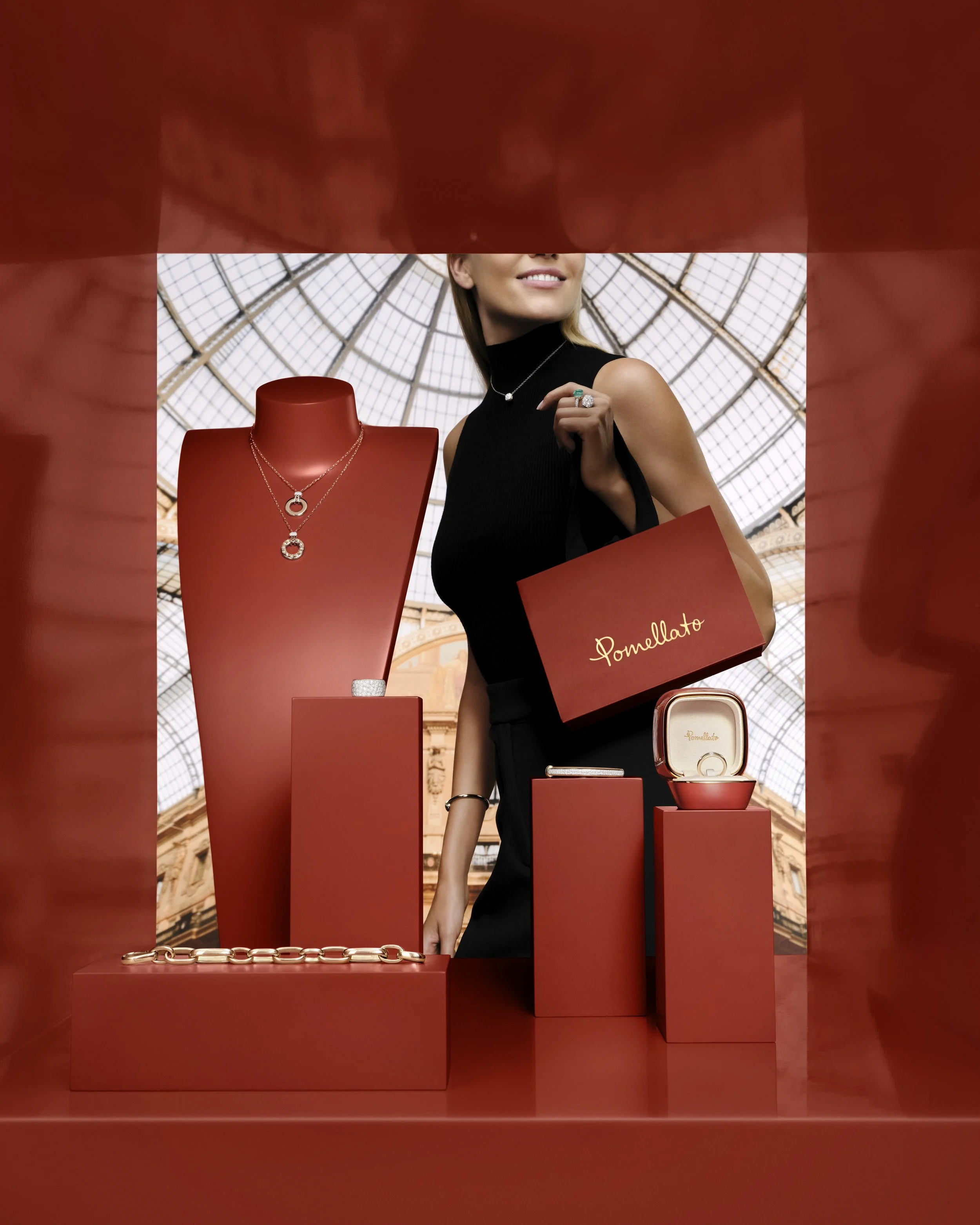 POMELLATO_HOLIDAY24_RGB_REDSET_VITRINE_ICONICA-NUDO_4x5.jpg
