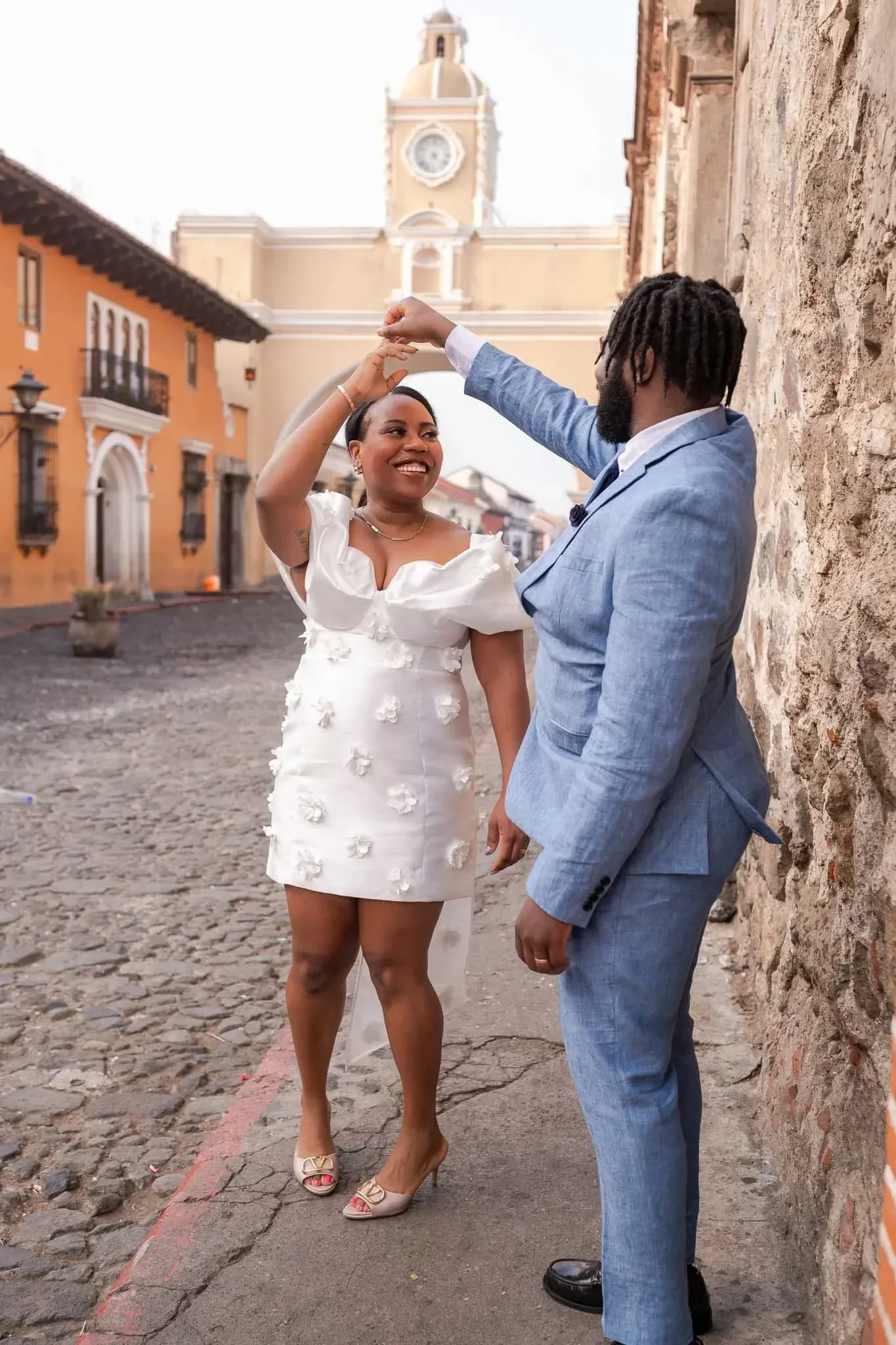 Happy couple doing a fotoshooting in front of the Arco Santa Catalina in Antigua