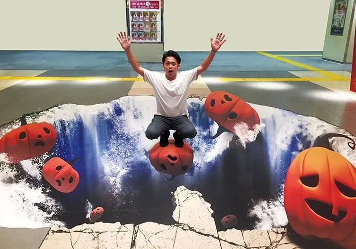 Floor illusion for Halloween at a shopping mall: visitors appear to drop into a hole (Japan)