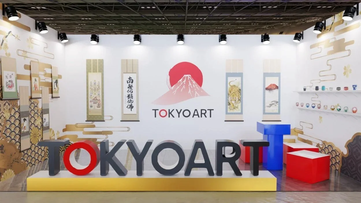 大きなロゴ文字と掛け軸、日本の工芸品が並ぶTOKYO ARTの展示ブース
