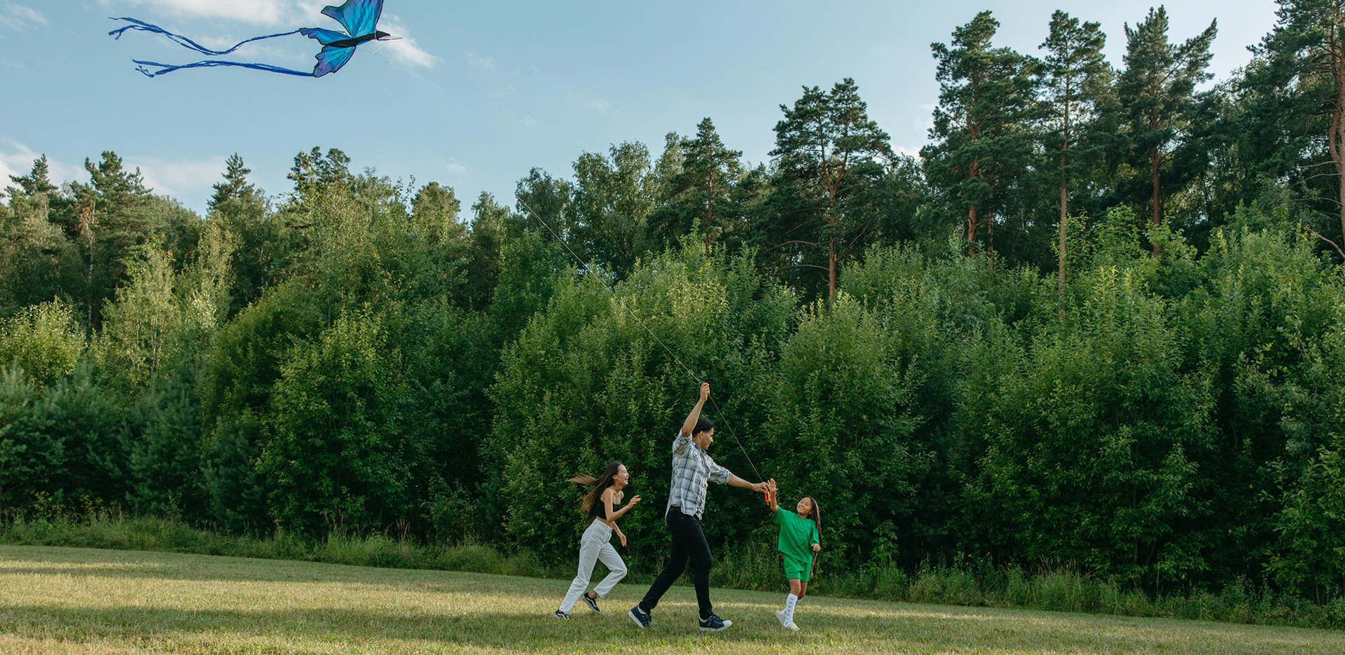 Family playing outdoors - myofunctional therapy for the whole family in Vancouver, WA