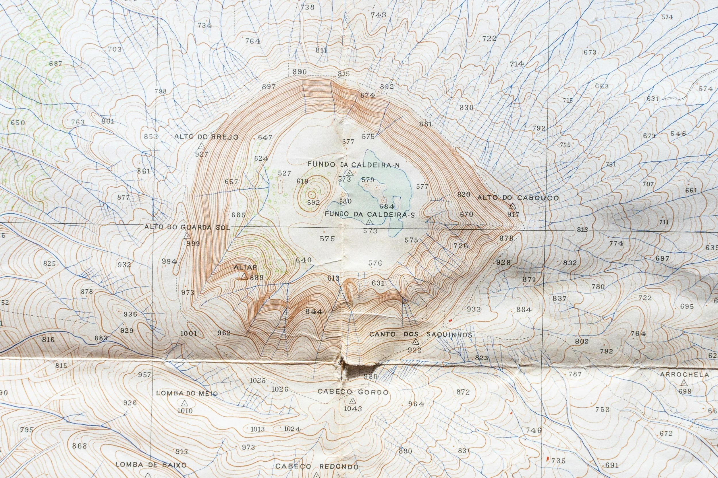 Topographic map showing elevation contours, water bodies, and terrain features in a mountainous area. Labels include 'Alto do Brejo', 'Fundo da Caldeira-N', 'Alto do Caboouco', and others, with contour lines indicating elevation changes.
